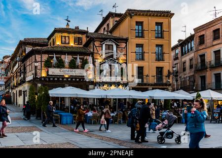 Das beliebte Mesón de Cándido mit der Fassade, dekoriert für Weihnachten. Das Restaurant ist auf segovianische Gerichte spezialisiert. Segovia, Castilla y León, Spanien, Europa Stockfoto