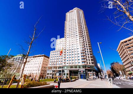 Torre de Madrid, der Turm von Madrid, ist eines der höchsten Gebäude in Madrid. Plaza de España, Spanischer Platz, ist ein großer Platz und beliebt bei Touristen Stockfoto