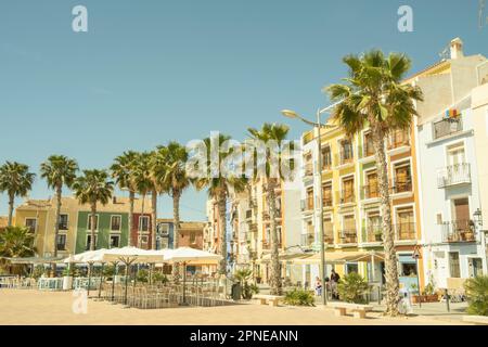 Wunderschöne Stadt Villajoyosa mit bunten Häusern. Villajoyosa ist eine kleine Stadt in der Nähe des Mittelmeers in der Provinz Alicante, Gemeinschaft Valencia, Spanien Stockfoto