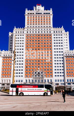 Hotel Riu Plaza España, Edificio España, Spanisches Gebäude und Blutspendebus. Es ist ein Beispiel für spanische Architektur aus dem 20. Jahrhundert, erbaut im ne Stockfoto