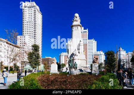 Panoramablick auf die Plaza de España, spanischer Platz, ist ein großer Platz und beliebtes Touristenziel im Zentrum von Madrid, Spanien im Westen Stockfoto