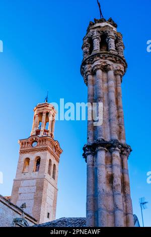 Detail, Hofsäule und Mudejar-Turm des Teatro Lope de Vega - Lope de Vega Theater, ehemaliges College der Gesellschaft Jesu. Anfangs war es das Stockfoto