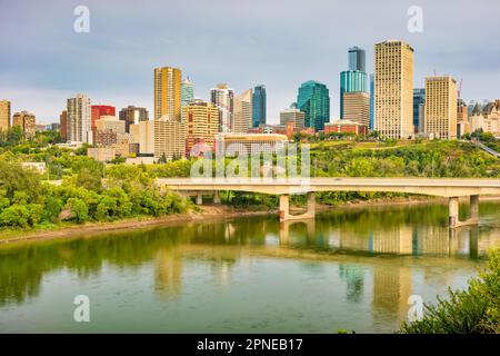 Skyline der Innenstadt von Edmonton, Alberta, Kanada und North Saskatchewan River. Stockfoto