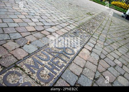 18. April 2023, Warschau, Mazowieckie, Polen: Die Grenzmarkierungen des Warschauer Ghettos sind Grenzlinien, die den maximalen Umfang der ehemaligen Mauern des jüdischen Ghettos markieren, das 1940 von den Nazis im besetzten Warschau errichtet wurde. In diesem Jahr, am 19. April, feiert die Welt den 80. Jahrestag des Warschauer Ghetto-Aufstands „“, des ersten großangelegten Metropolaufstands im von den Nazis besetzten Europa. Der Aufstand wurde zu einem ewigen Symbol des Widerstands polnischer Juden gegen den Holocaust. Zwischen 1942 und 1943 transportierten Deutsche über 300.000 Juden aus dem Warschauer Ghetto in das Todeslager in Trebl Stockfoto