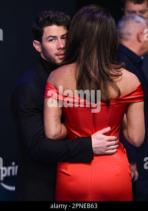 London, Großbritannien. 18. April 2023. London, Großbritannien. 18. April 2023. Priyanka Chopra-Jonas und Nick Jonas kommen zur Weltpremiere der Zitadelle in London. Kredit: Doug Peters/Alamy Live News Stockfoto