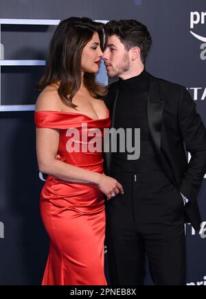 London, Großbritannien. 18. April 2023. London, Großbritannien. 18. April 2023. Priyanka Chopra-Jonas und Nick Jonas kommen zur Weltpremiere der Zitadelle in London. Kredit: Doug Peters/Alamy Live News Stockfoto