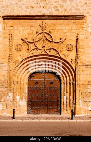 Hauptportal im gotischen Stil. Iglesia de Nuestra Señora de la Asunción - Kirche der Mariä Himmelfahrt, katholischer Tempel aus dem 16. Jahrhundert Stockfoto