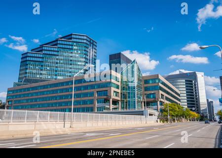 Moderne Bürogebäude in der Innenstadt von Cleveland, Ohio, USA an sonnigen Tagen. Stockfoto