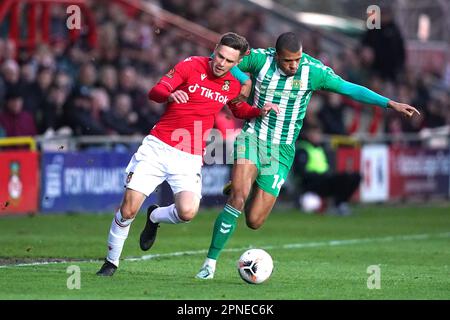 Ryan Barnett von Wrexham (links) und Malachi Linton von Yeovil Town kämpfen beim Spiel der Vanarama National League auf dem Rennplatz Wrexham um den Ball. Foto: Dienstag, 18. April 2023. Stockfoto