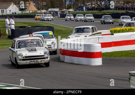 April 2023 - White Lotus Cortina Mk1 läuft gemeinsam auf dem Goodwood Member Meeting 80. Stockfoto