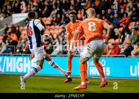 Blackpool, Großbritannien. 18. April 2023. Lewis Fiorini #8 von Blackpool versucht, den Ball freizugeben, aber Karlan Grant #18 von West Bromwich Albion blockiert ihn während des Sky Bet Championship-Spiels Blackpool vs West Bromwich Albion in Bloomfield Road, Blackpool, Großbritannien, 18. April 2023 (Foto von Ben Roberts/News Images) in Blackpool, Vereinigtes Königreich am 4/18/2023. (Foto: Ben Roberts/News Images/Sipa USA) Guthaben: SIPA USA/Alamy Live News Stockfoto