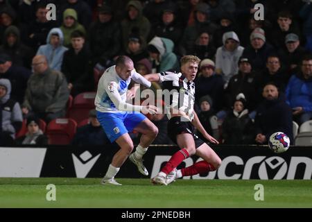 Barrow's Josh Kay kämpft am Dienstag, den 18. April 2023, beim Sky Bet League 2-Spiel zwischen Grimsby Town und Barrow im Blundell Park, Cleethorpes, gegen Andy Smith von Grimsby Town um Besessenheit. (Foto: Mark Fletcher | MI News) Guthaben: MI News & Sport /Alamy Live News Stockfoto