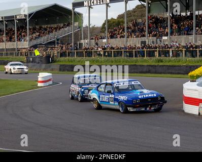 April 2023 - Ford Capri & Mini 1275GT Rennen schließen auf dem Goodwood Member Meeting 80. Stockfoto