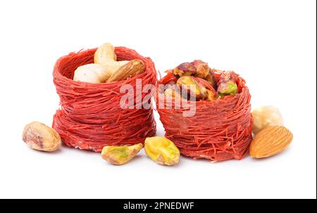 Leckeres Baklava isoliert auf weißem Hintergrund, Nahaufnahme Stockfoto