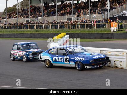 April 2023 - Ford Capri & Mini 1275GT Rennen schließen auf dem Goodwood Member Meeting 80. Stockfoto