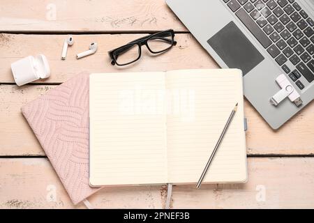 Komposition mit Notizbüchern, Bleistift, Brille und Laptop auf Holztisch Stockfoto