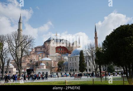 Istanbul, Türkei - März 24 2022: Touristen besuchen die sophia-Moschee in Istanbul an einem hellen, sonnigen Tag Stockfoto