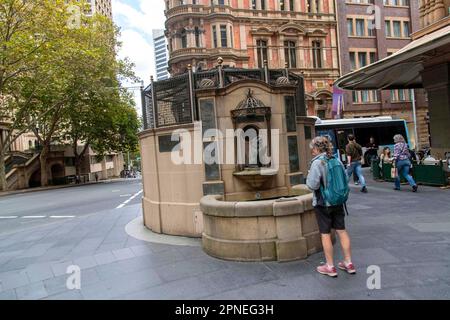 Sydney, New South Wales, Australien. 17. April 2023. Statue von Islay, Queen Victorias Lieblingshund, vor dem Einkaufszentrum Queen Victoria Building in Sydney, New South Wales, Australien. Das Queen Victoria Building ist ein denkmalgeschütztes Gebäude aus dem späten 19. Jahrhundert an der George Street im Geschäftsviertel von Sydney. QVB bietet ein großartiges, modernes Shopping- und Gastronomieerlebnis mit führenden australischen und internationalen Premiummarken. (Kreditbild: © Tara Malhotra/ZUMA Press Wire) NUR REDAKTIONELLE VERWENDUNG! Nicht für den kommerziellen GEBRAUCH! Stockfoto