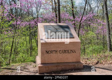 An einem Frühlingsnachmittag besuchen Sie das Monument to the State of North Carolina in Gettysburg, PA USA, Gettysburg, Pennsylvania Stockfoto