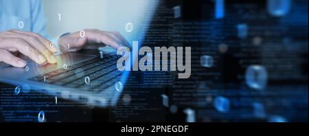 Softwareentwicklung und agile Methodik mit digitaler Technologie. Programmierer und Software-Techniker, der auf einem Laptop mit aktiviertem JavaScript-Code arbeitet Stockfoto