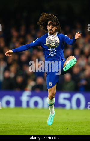 LONDON, Großbritannien – 18. April 2023: Marc Cucurella von Chelsea in Aktion beim UEFA Champions League-Viertelfinale auf der zweiten Etappe zwischen dem FC Chelsea und Real Madrid auf der Stamford Bridge. Kredit: Craig Mercer/Alamy Live News Stockfoto