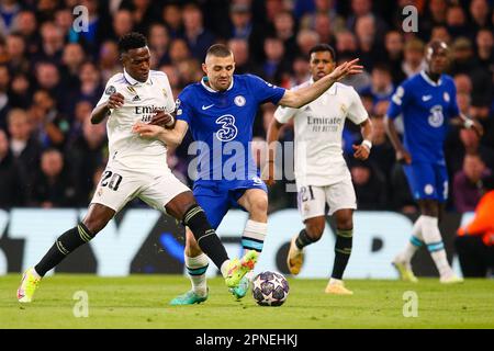 LONDON, Vereinigtes Königreich - 18. April 2023: Vinicius Junior of Real Madrid wehrt sich während des UEFA Champions League-Viertelfinales in der zweiten Etappe zwischen dem FC Chelsea und Real Madrid auf der Stamford Bridge um seinen Besitz bei Mateo Kovacic of Chelsea. Kredit: Craig Mercer/Alamy Live News Stockfoto