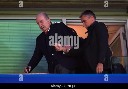 Ehemaliger König von Spanien Juan Carlos I. auf den Tribünen während des Viertelfinalspiels der UEFA Champions League auf der Stamford Bridge, London. Foto: Dienstag, 18. April 2023. Stockfoto