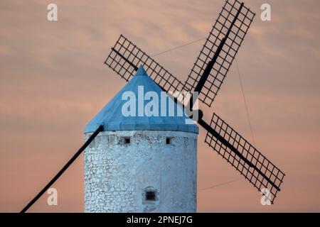 Berühmte Windmühlen von Consuegra: Majestätischer Sonnenuntergang in Castilla-La Mancha Stockfoto