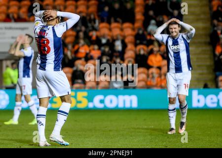 Blackpool, Großbritannien. 18. April 2023. Karlan Grant #18 von West Bromwich Albion und John Swift #19 von West Bromwich Albion reagieren auf einen Fehlschlag beim Sky Bet Championship-Spiel Blackpool vs West Bromwich Albion in Bloomfield Road, Blackpool, Großbritannien, 18. April 2023 2023 (Foto von Ben Roberts/News Images) in Blackpool, Großbritannien, 4. April 18. (Foto: Ben Roberts/News Images/Sipa USA) Guthaben: SIPA USA/Alamy Live News Stockfoto