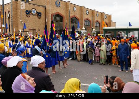 Derby Vaisakhi Nagar Kirtan 2023 10 Gurus führt die Prozession durch die Straßen von Derby Stockfoto