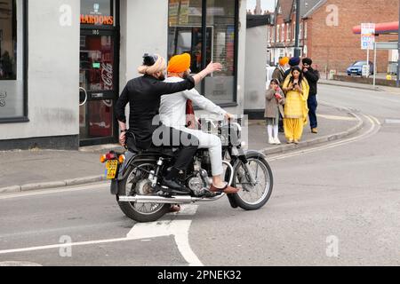 Derby Vaisakhi Nagar Kirtan 2023 Royal Enfield 350 Motorrad führt die Prozession durch die Straßen von Derby Stockfoto