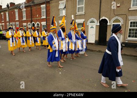 Derby Vaisakhi Nagar Kirtan 2023 10 Gurus führt die Prozession durch die Straßen von Derby Stockfoto