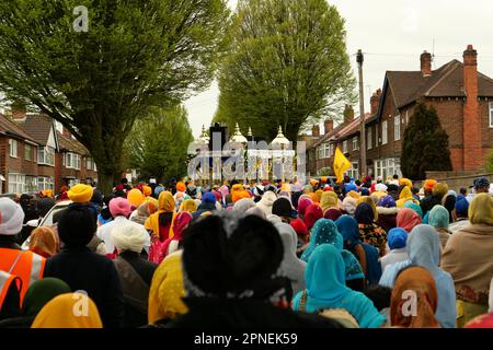 Derby Vaisakhi Nagar Kirtan 2023 Prozession durch die Straßen von Derby hinter dem Sri Guru Granth Sahib Stockfoto