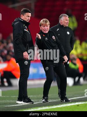 Paul Heckingbottom, Manager von Sheffield United (links), und Stuart McCall, stellvertretender Manager von Bristol City, Nigel Pearson (rechts), sehen sich während des Sky Bet Championship-Spiels in Bramall Lane, Sheffield, an. Foto: Dienstag, 18. April 2023. Stockfoto