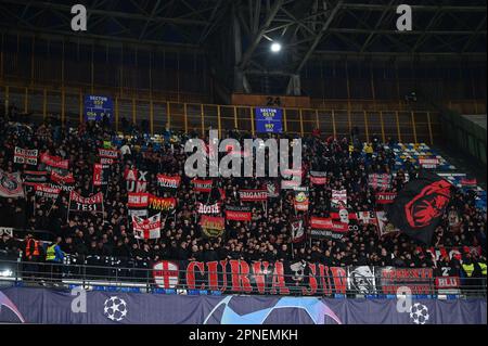 Neapel, Italien. 18. April 2023. AC Mailand-Fans während des Viertelfinals der UEFA Champions League im zweiten Teilchenspiel zwischen SSC Napoli und AC Mailand am 18. April 2023 im Diego Armando Maradona Stadion in Neapel, Italien. Foto Tiziano Ballabio Kredit: Unabhängige Fotoagentur/Alamy Live News Stockfoto