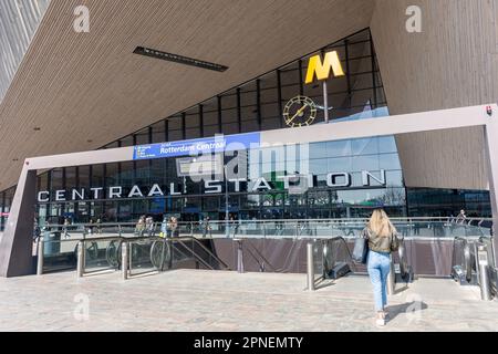 Eintritt zur U-Bahn, Rotterdam Centraal Station, Stationsplein, Rotterdam Centrum, Rotterdam, Provinz Südholland, Königreich der Niederlande Stockfoto