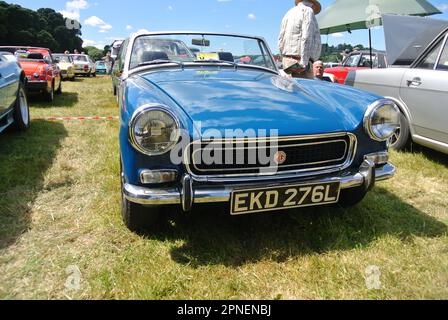 Ein 1972 MG Midget parkt auf der Ausstellung bei der 47. Historic Vehicle Gathering, Powderham, Devon, England, Großbritannien. Stockfoto