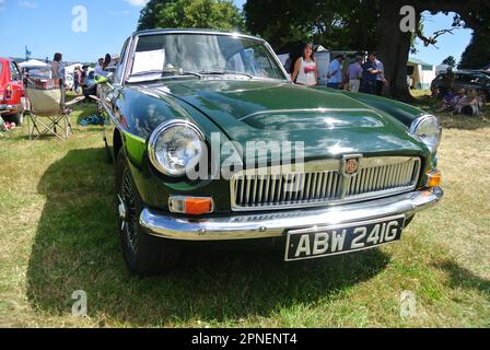 Ein 1969 MG C GT wurde bei der 47. Historic Vehicle Gathering in Powderham, Devon, England, ausgestellt. Stockfoto