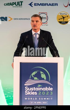 Verkehrsminister Mark Harper, MP, sprach nach seiner Teilnahme an der Tagung des Jet Zero Council auf dem Weltgipfel für nachhaltige Entwicklung in Farnborough. Netto-Null-Ziel Stockfoto