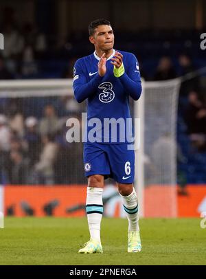 Chelsea's Thiago Silva applaudiert den Fans nach dem Viertelfinale der UEFA Champions League in der zweiten Etappe auf der Stamford Bridge, London. Foto: Dienstag, 18. April 2023. Stockfoto