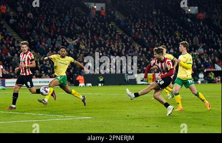 Sheffield, Großbritannien. 18. April 2023. James McAtee von Sheffield Utd trifft während des Sky Bet Championship-Spiels in Bramall Lane, Sheffield. Der Bildausdruck sollte lauten: Andrew Yates/Sportimage Credit: Sportimage/Alamy Live News Stockfoto