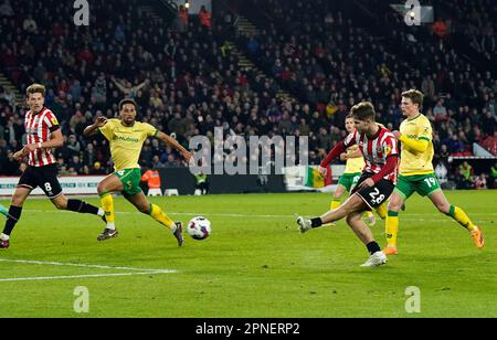 Sheffield, Großbritannien. 18. April 2023. James McAtee von Sheffield Utd trifft während des Sky Bet Championship-Spiels in Bramall Lane, Sheffield. Der Bildausdruck sollte lauten: Andrew Yates/Sportimage Credit: Sportimage/Alamy Live News Stockfoto