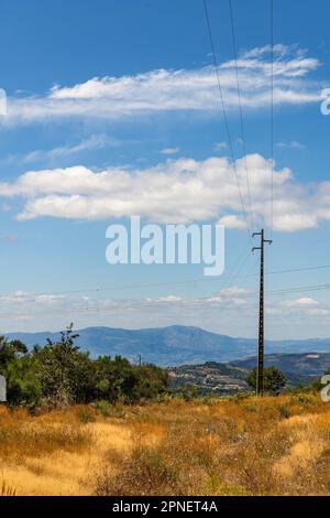 Windkraftprojekt in der nördlichen Landschaft Portugals Stockfoto