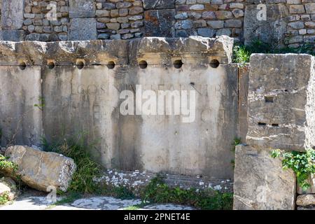 Stein mit einer Inschrift in lateinischer Schrift in der antiken Stadt Cuicul-Djemila. UNESCO-Weltkulturerbe. Stockfoto