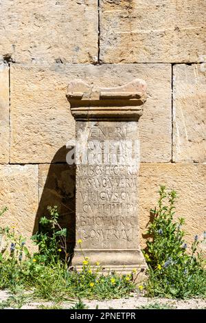 Stein mit einer Inschrift in lateinischer Schrift in der antiken Stadt Cuicul-Djemila. UNESCO-Weltkulturerbe. Stockfoto