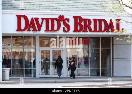 Paxtonia, Usa. 18. April 2023. Zwei Kunden betreten einen David's Bridal Shop am 18. April 2023 in der Nähe von Harrisburg, Pa Davids Braut. LLC gab am Montag, den 17. April 2023 bekannt, dass es Schutz gemäß Kapitel 11 der USA beantragt hat Insolvenzcode: Die Ankündigung erfolgt nur wenige Tage, nachdem das Unternehmen angekündigt hat, mehr als 9.200 Mitarbeiter zu entlassen. (Foto: Paul Weaver/Sipa USA) Guthaben: SIPA USA/Alamy Live News Stockfoto