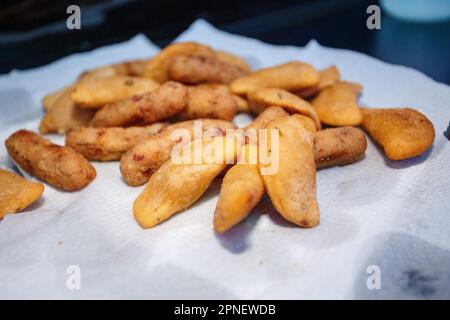 Gebratene Partysnacks auf einem Papierhandtuch in Rio de Janeiro, Brasilien. Stockfoto