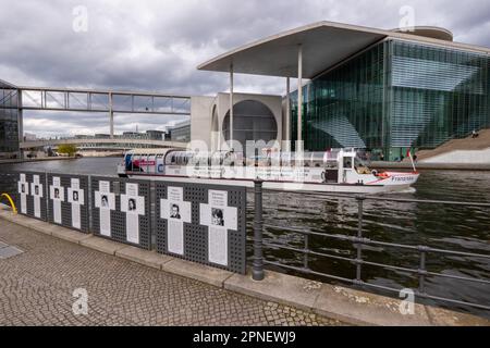 Touristenboot auf der Spree Weiße Kreuze (deutsch: Weißes Kreuz). Eine Gedenkstätte für diejenigen, die während des Kalten Krieges an der Berliner Mauer starben. Lokalisiert Stockfoto