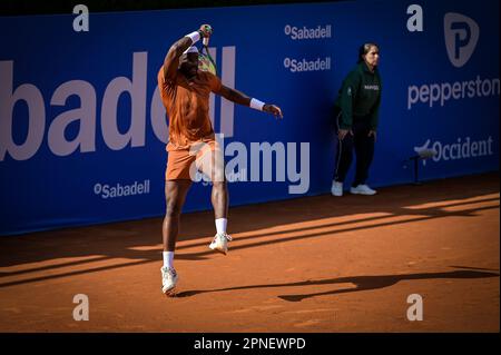 Barcelona, Spanien. 18. April 2023. E. Ruusuvuori (Finnland) und F. Tiafoe (USA) treten am 4. Tag des ATP 500 Barcelona Open Banc Sabadell im Real Club de Tenis de Barcelona am 18. April 2023 in Barcelona, Spanien, entgegen. (Foto/Felipe Mondino) Kredit: Unabhängige Fotoagentur/Alamy Live News Stockfoto