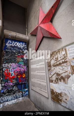Gedenktafel für den sowjetischen Führer Leonid Breschnew neben dem Eingang zum Berliner Mauermuseum in Berlin, Deutschland, in der Nähe des Checkpoints Stockfoto